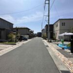前面道路もゆったり。敷地と道路は高低差が無く、毎日の駐車もストレスを感じません。