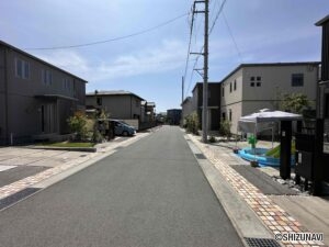 前面道路もゆったり。敷地と道路は高低差が無く、毎日の駐車もストレスを感じません。