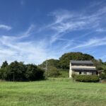 南側の道路からの撮影です。※戸建て左側が当該土地です。