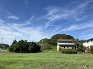 南側の道路からの撮影です。※戸建て左側が当該土地です。