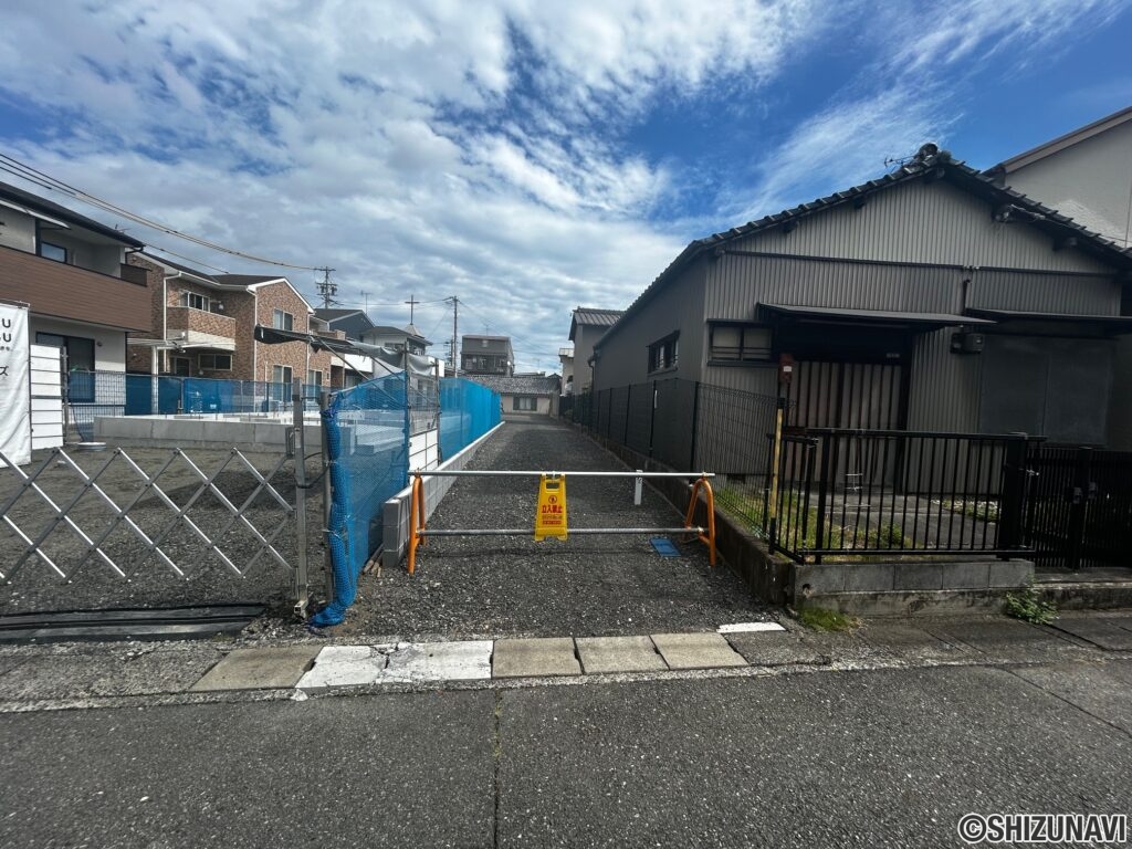 間口は約3.5ｍあります　宅道部分は幅3ｍあります