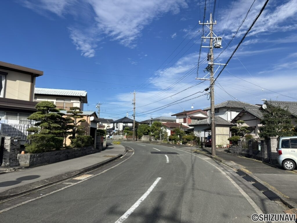 道路は幅が広いですが、東新町内は交通量が少なくお子さんにも安心の町となっております。