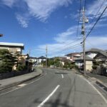 道路は幅が広いですが、東新町内は交通量が少なくお子さんにも安心の町となっております。