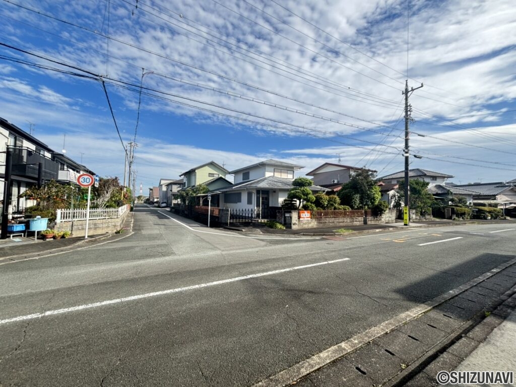 北西からのお写真です。角地で日当たりも良好です。