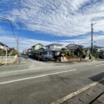 北西からのお写真です。角地で日当たりも良好です。