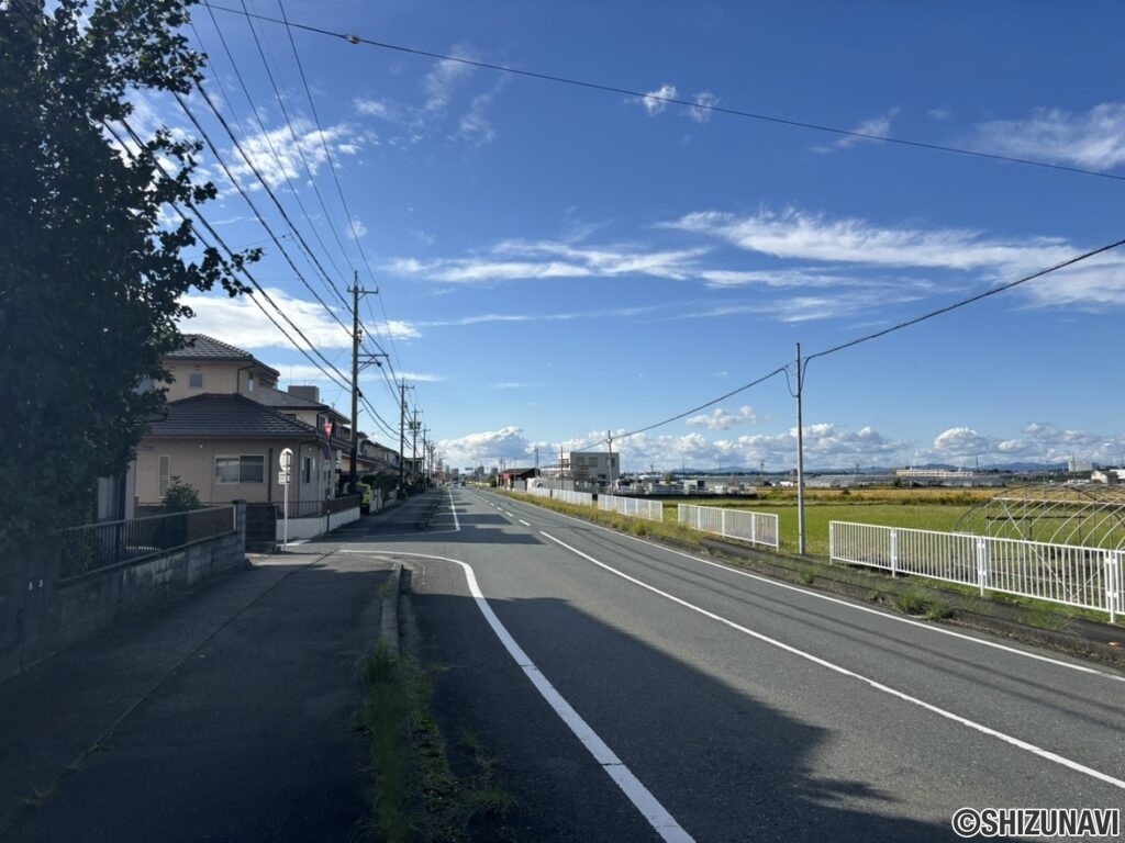 東新町の区画内から出た北側の道路のお写真です。