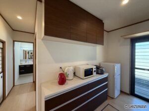 キッチンにはカップボードがついています。