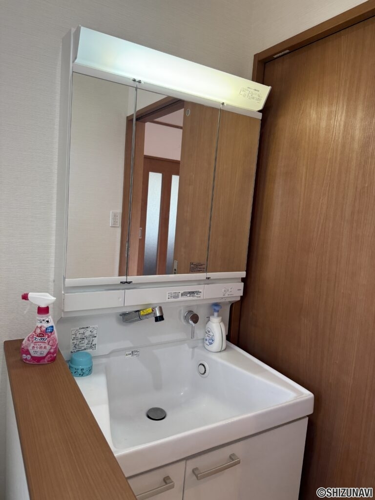 トイレ内にも洗面台がございます。