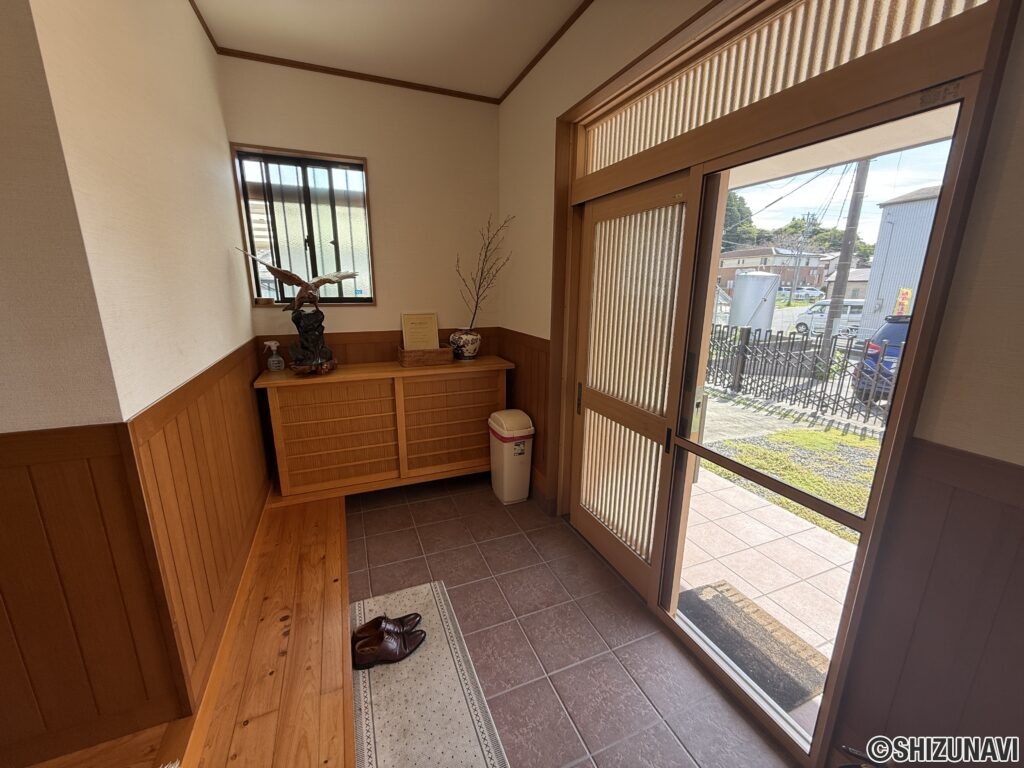 玄関内　別角度です。
