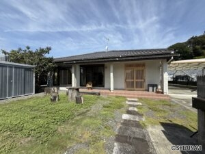 トヨタホーム施工のバリアフリー平屋、122坪の大きな庭で“まっすぐ快適”。和の趣と最新設備が調和し、駅・買い物・IC近くで車も安心。の物件画像