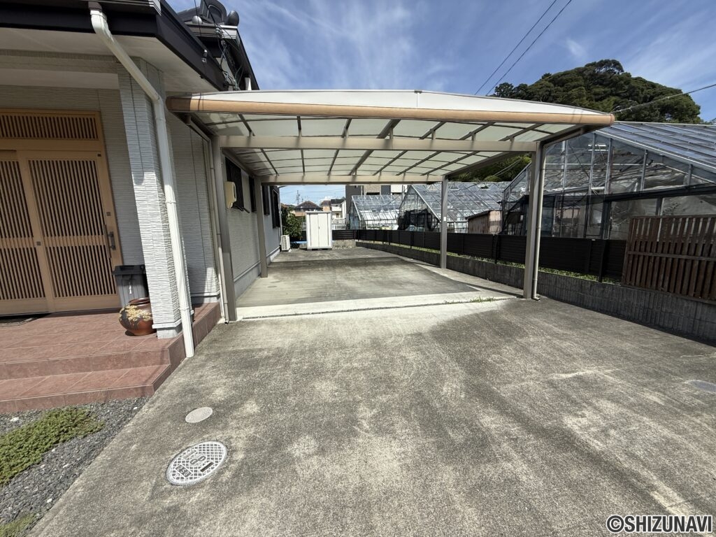 カーポート　縦列2台駐車可能です。