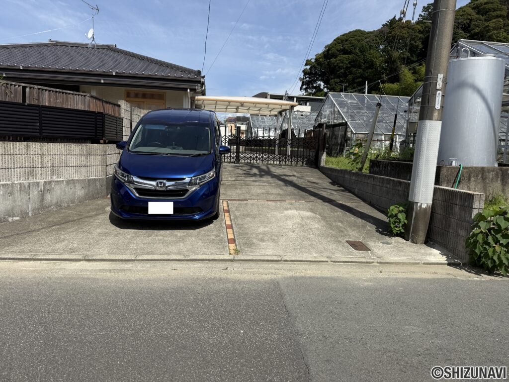 門の外の駐車スペースにも並列2台駐車可能です。