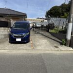 門の外の駐車スペースにも並列2台駐車可能です。