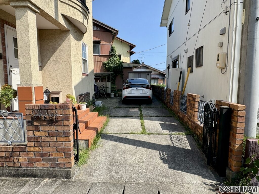 駐車場は2台駐車可能です（車種による）。