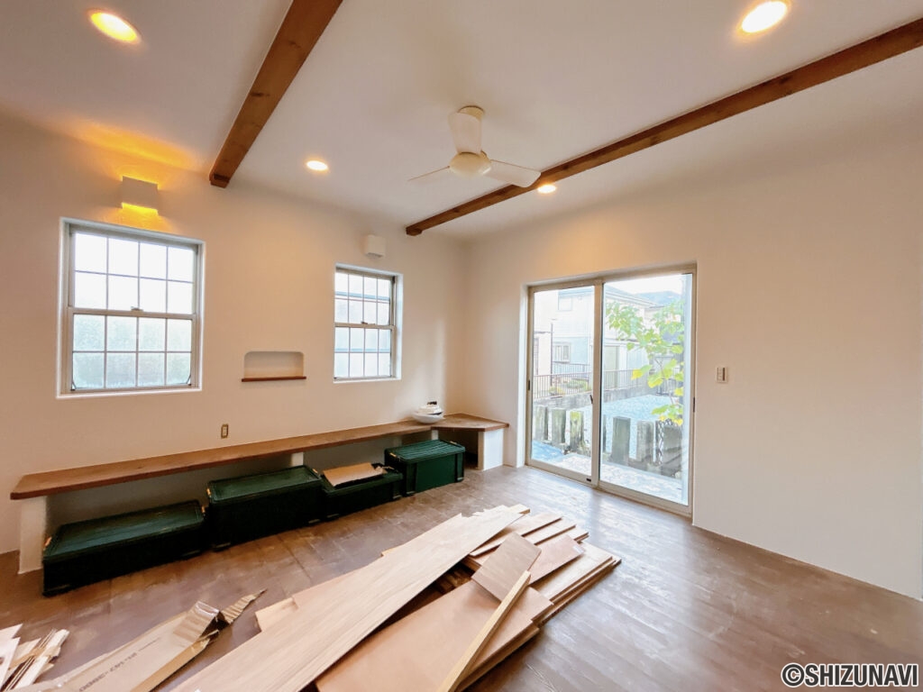 【リフォーム中／LDK】LDKはフロアタイル上張り、内壁塗装、照明交換を行います。張り出しの木材や腰掛けなど、木の温かみを残した仕上がりになります。