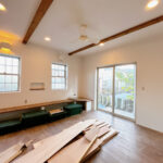 【リフォーム中／LDK】LDKはフロアタイル上張り、内壁塗装、照明交換を行います。張り出しの木材や腰掛けなど、木の温かみを残した仕上がりになります。