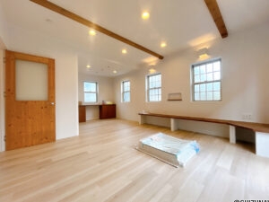 【リフォーム中／LDK】LDKはフロアタイル上張り、内壁塗装、照明交換を行います。張り出しの木材や腰掛けなど、木の温かみを残した仕上がりになります。