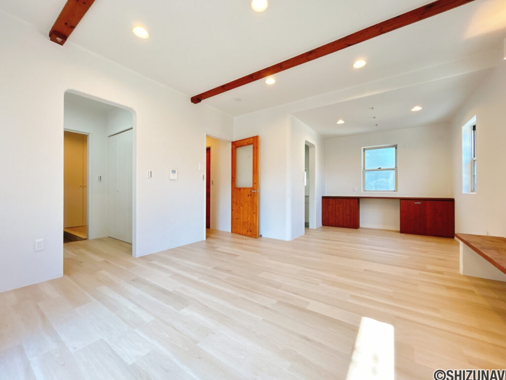 【リフォーム済み／LDK】LDKはフロアタイル上張り、内壁塗装、照明交換を行いました。張り出しの木材や腰掛けなど、木の温かみを残した仕上がりになります。