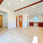 【リフォーム済み／LDK】LDKはフロアタイル上張り、内壁塗装、照明交換を行いました。張り出しの木材や腰掛けなど、木の温かみを残した仕上がりになります。