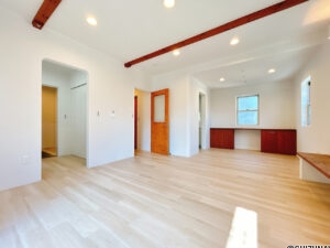 【リフォーム済み／LDK】LDKはフロアタイル上張り、内壁塗装、照明交換を行いました。張り出しの木材や腰掛けなど、木の温かみを残した仕上がりになります。