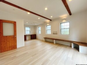 【リフォーム済み／LDK】LDKはフロアタイル上張り、内壁塗装、照明交換を行いました。張り出しの木材や腰掛けなど、木の温かみを残した仕上がりになります。