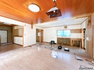 【リフォーム前／LDK】LDKは間取り変更を行い、約25.5帖の大きさに生まれ変わります。アイランドキッチンに変更予定なので、毎日のお料理も楽しくなりそうですね。