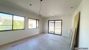 【リフォーム中／1階LDK】フローリング重張り、クロス貼替、照明交換、建具交換等のリフォームを行っています。