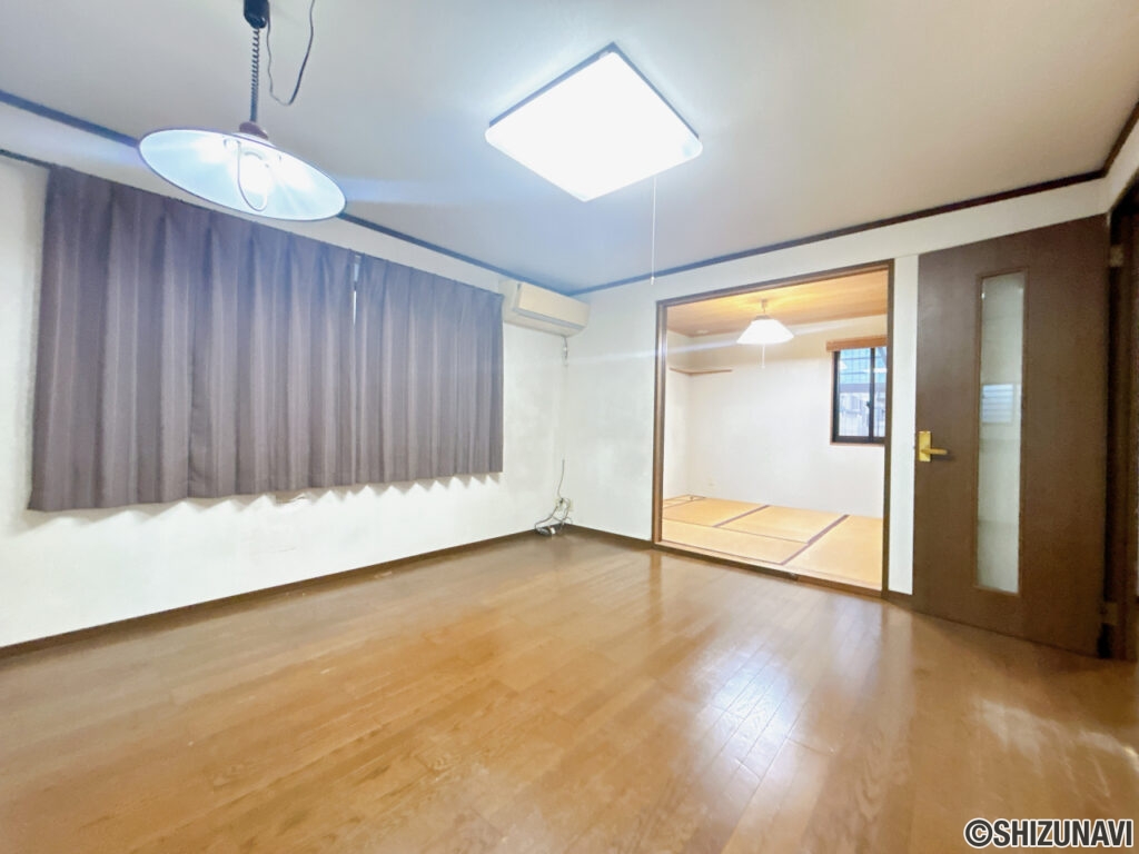 【リフォーム前／LDK】14帖のLDKはフローリング張り、クロス貼替、建具交換を行います。和室と合わせて約18.5帖まで広げることも可能です。
