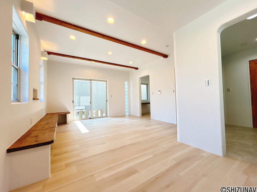 【リフォーム済み／LDK】ダイニング側から撮影したLDKです。南側に掃き出し窓がついており、ウッドデッキに出る事が出来ます。