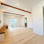 【リフォーム済み／LDK】ダイニング側から撮影したLDKです。南側に掃き出し窓がついており、ウッドデッキに出る事が出来ます。