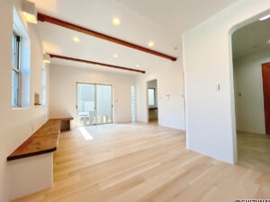 【リフォーム済み／LDK】ダイニング側から撮影したLDKです。南側に掃き出し窓がついており、ウッドデッキに出る事が出来ます。