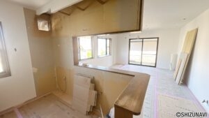 【リフォーム中／1階LDK】キッチン交換、フローリング重張り、クロス貼替、照明交換、建具交換等のリフォームを行っています。