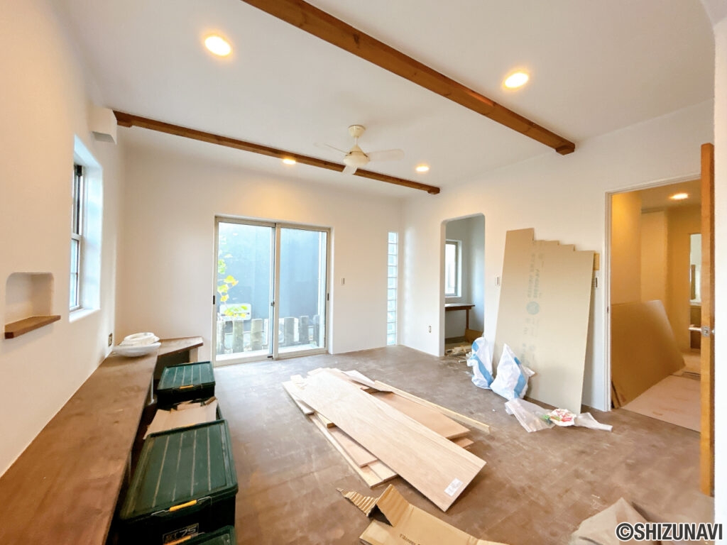 【リフォーム中／LDK】ダイニング側から撮影したLDKです。南側に掃き出し窓がついており、ウッドデッキに出る事が出来ます。