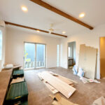 【リフォーム中／LDK】ダイニング側から撮影したLDKです。南側に掃き出し窓がついており、ウッドデッキに出る事が出来ます。