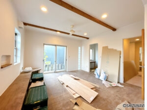 【リフォーム中／LDK】ダイニング側から撮影したLDKです。南側に掃き出し窓がついており、ウッドデッキに出る事が出来ます。