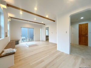 【リフォーム中／LDK】ダイニング側から撮影したLDKです。南側に掃き出し窓がついており、ウッドデッキに出る事が出来ます。