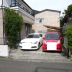 駐車場は並列２台。奥行きに余裕があります