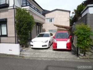 駐車場は並列２台。奥行きに余裕があります