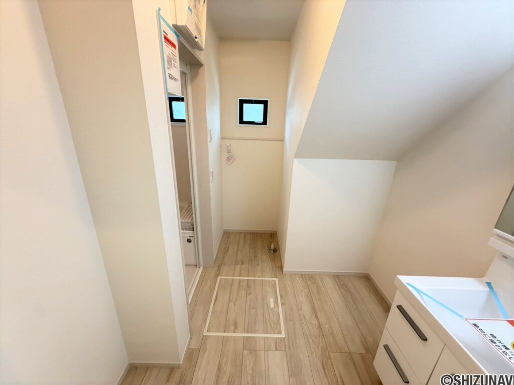 1号棟　洗面所階段下のしペースも活用した豊富な収納力