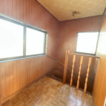 【リフォーム中/2階廊下（10/17撮影）】クロス張替え、照明交換を行う予定です。