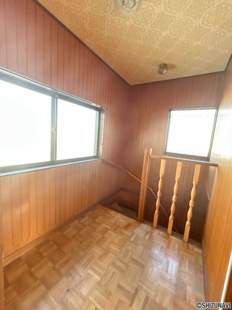 【リフォーム中/2階廊下（10/17撮影）】クロス張替え、照明交換を行う予定です。