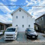 【リフォーム中／駐車場】並列3台駐車可能です。前面道路の交通量は少ないので、ゆっくり車の出し入れが出来ます。