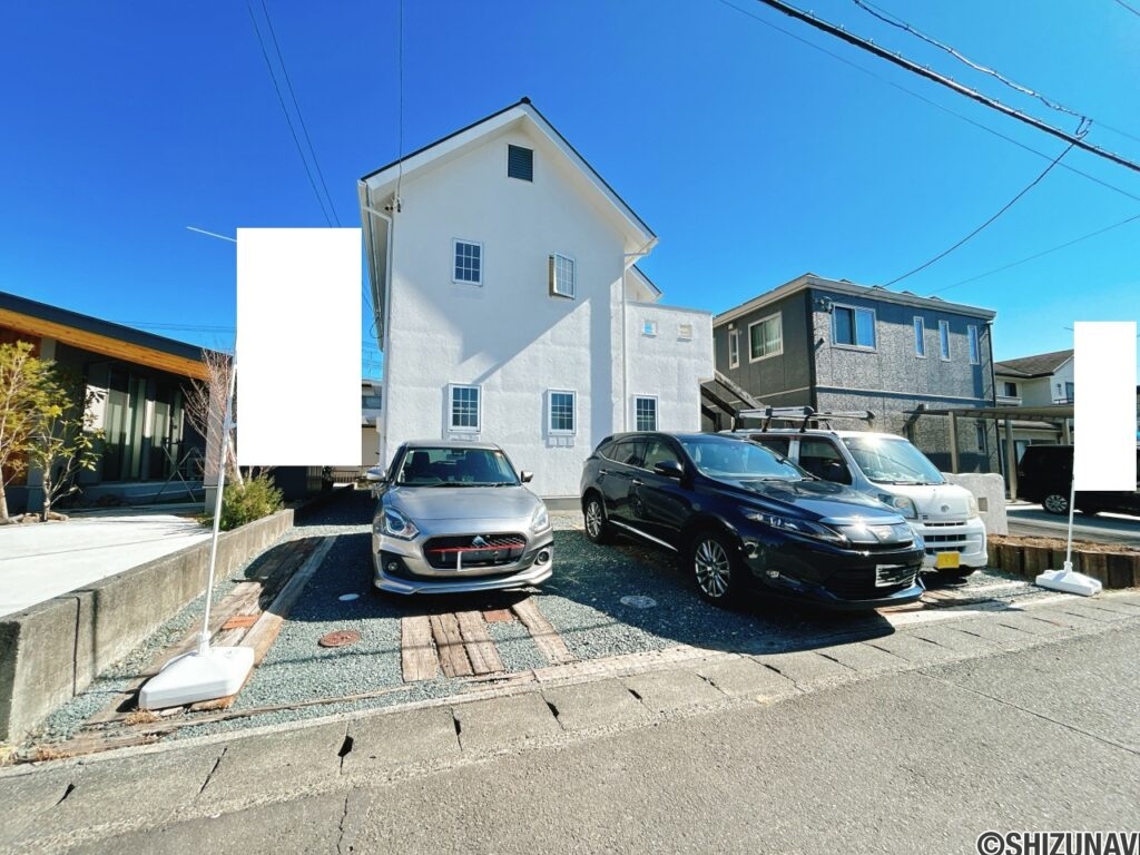 【リフォーム済み／駐車場】並列3台駐車可能です。普通車2台であれば、かなり余裕のある駐車が可能です。前面道路の交通量は少ないので、ゆっくり車の出し入れが出来ます。