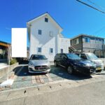 【リフォーム済み／駐車場】並列3台駐車可能です。普通車2台であれば、かなり余裕のある駐車が可能です。前面道路の交通量は少ないので、ゆっくり車の出し入れが出来ます。