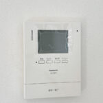 【リフォーム済み/インターホンモニター】インターホンはモニター付きタイプを設置します。来訪者を確認でき安心です。