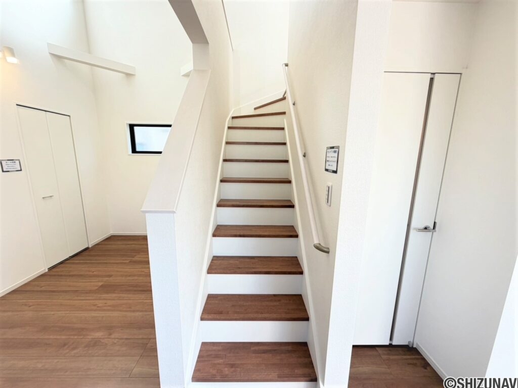 １号棟　階段お子様の昇降も問題なくできるくらいの高さの階段です。手すりもついておりますのでより安心です。