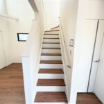 １号棟　階段お子様の昇降も問題なくできるくらいの高さの階段です。手すりもついておりますのでより安心です。