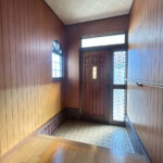 【リフォーム中/玄関内観（10/17撮影）】クロス張替え、照明交換、シューズボックスの新設を行う予定です。