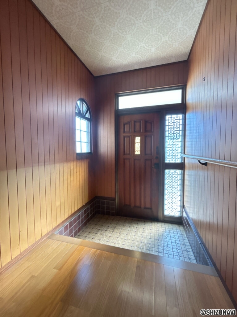 【リフォーム中/玄関内観（10/17撮影）】クロス張替え、照明交換、シューズボックスの新設を行う予定です。