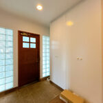 【リフォーム中／玄関ホール】玄関ホールは照明交換、靴箱の塗装とクリーニングを行います。